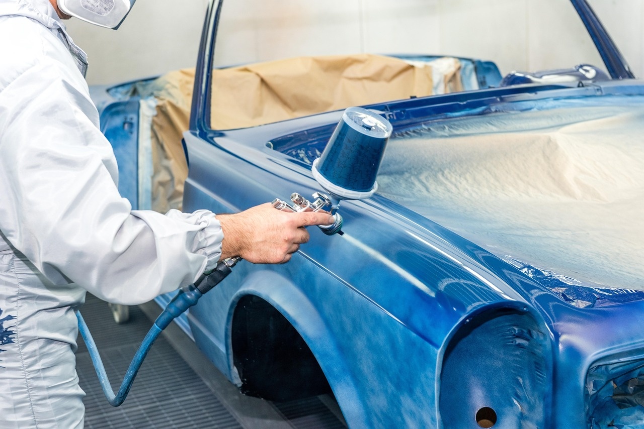 Lackierarbeiten an einem Fahrzeug in der Werkstatt